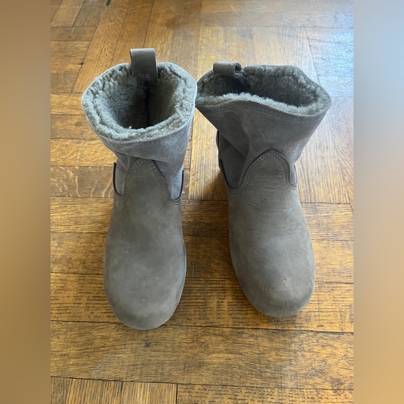 No.6 5" Pull On Shearling Clog Boot on Mid Heel in Grey Suede - Picture 3 of 14